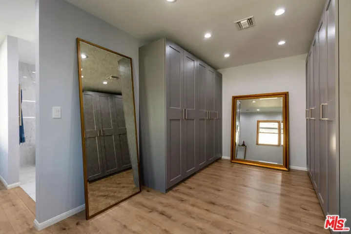 964 4th Avenue, Los Angeles, California 90019