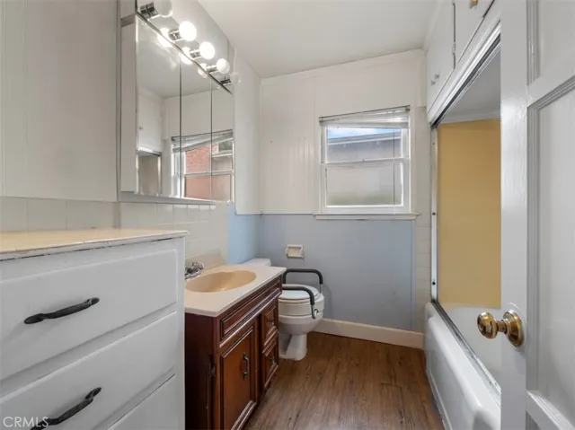 1 bathroom with tub