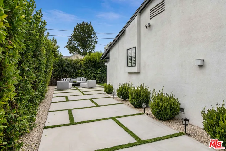 11860 Tiara Street, Valley Village, California 91607