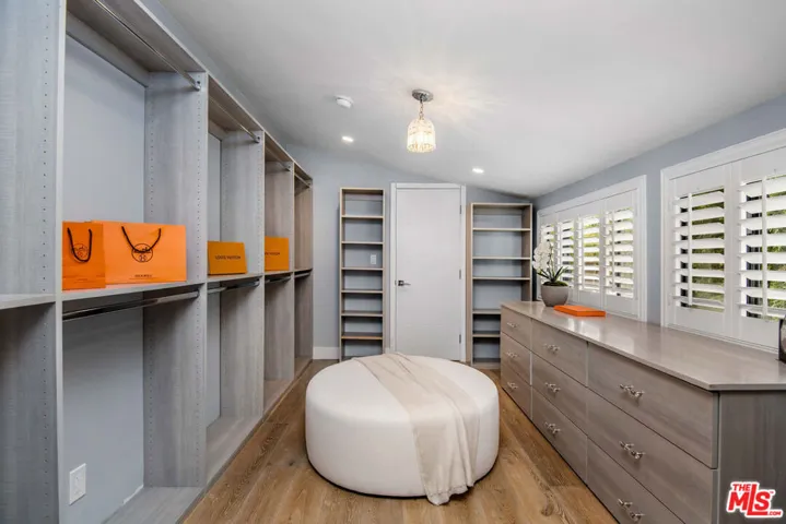 11860 Tiara Street, Valley Village, California 91607