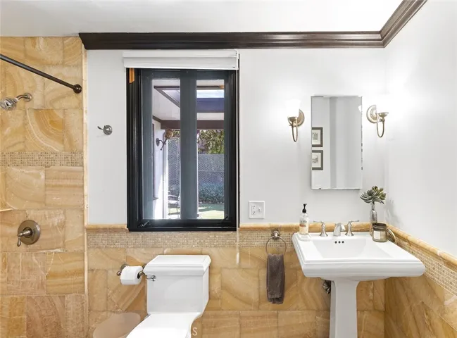 455 Hilledge Drive, Laguna Beach, California 92651
