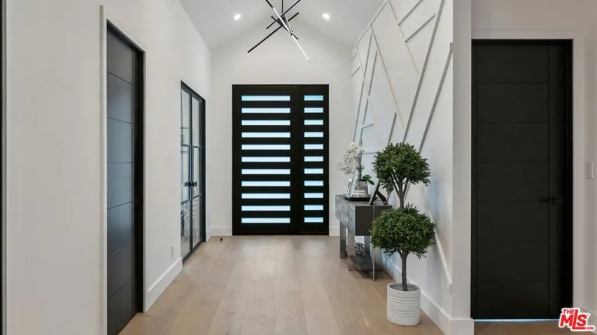 5709 Burnet Avenue, Sherman Oaks, California 91411