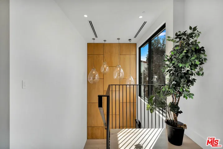 519 N Laurel Avenue, Los Angeles, California 90048