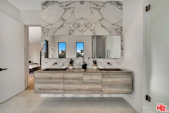 519 N Laurel Avenue, Los Angeles, California 90048