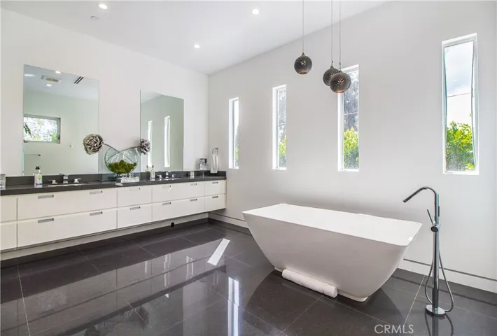 14818 Huston Street, Sherman Oaks, California 91403