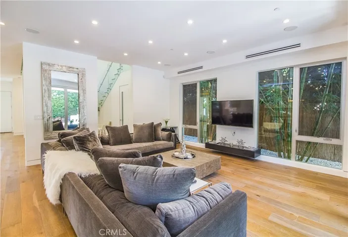 14818 Huston Street, Sherman Oaks, California 91403