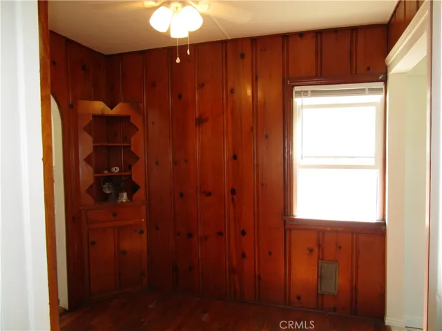 Niche in dining room