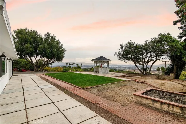 sweeping views of the city and Harbor from any angle.