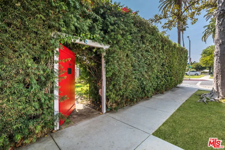 7642 Lexington Avenue, West Hollywood, California 90046