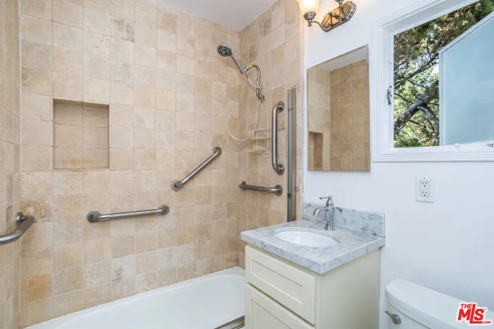 7642 Lexington Avenue, West Hollywood, California 90046