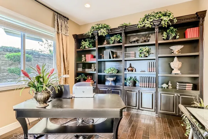 Sophisticated study/office
