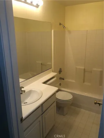 2nd bathroom (upstairs)