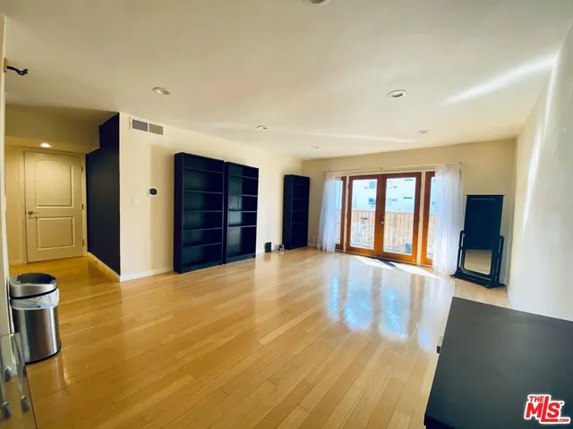 15344 Weddington Street 113, Sherman Oaks, California 91411