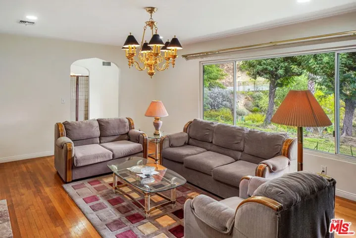 1635 Hazbeth Lane, Glendale, California 91202