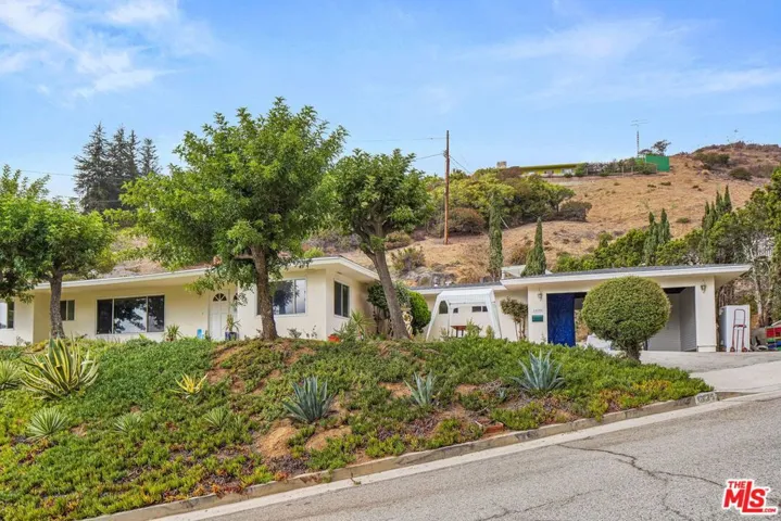 1635 Hazbeth Lane, Glendale, California 91202