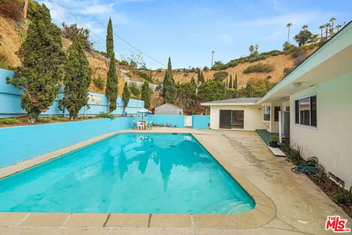 1635 Hazbeth Lane, Glendale, California 91202