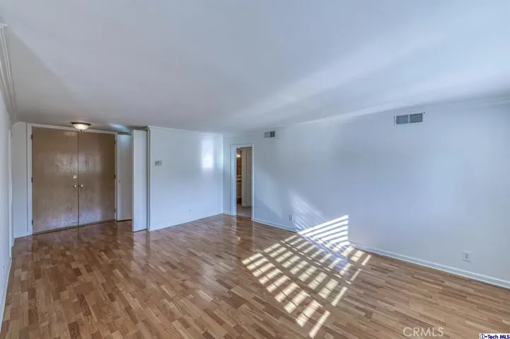 10707 Camarillo Street 211, North Hollywood, California 91602