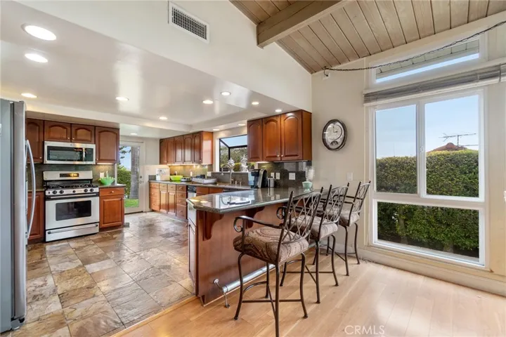 Kitchen with breakfast bar