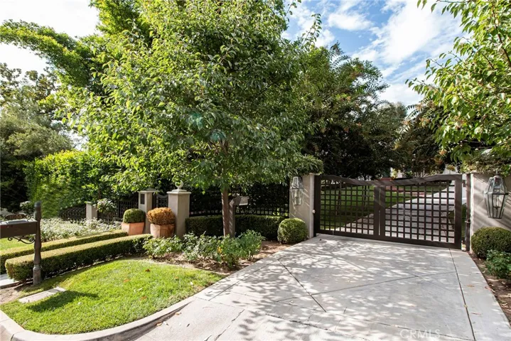 1055 La Loma Road, Pasadena, California 91105