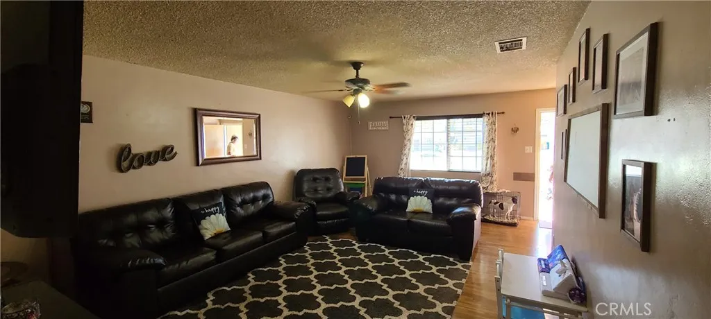 Large family/Living room!
