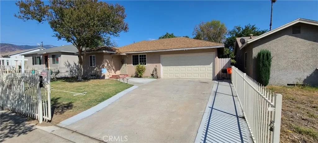 Gated driveway, green lawn, nice curb appeal!
