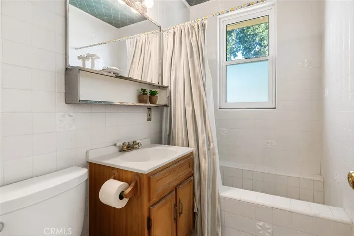 Main Bathroom with Shower and Tub