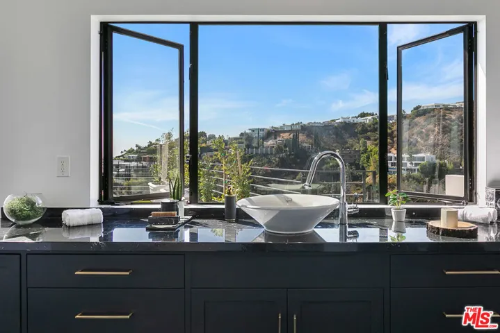 1501 Viewsite Terrace, Los Angeles, California 90069