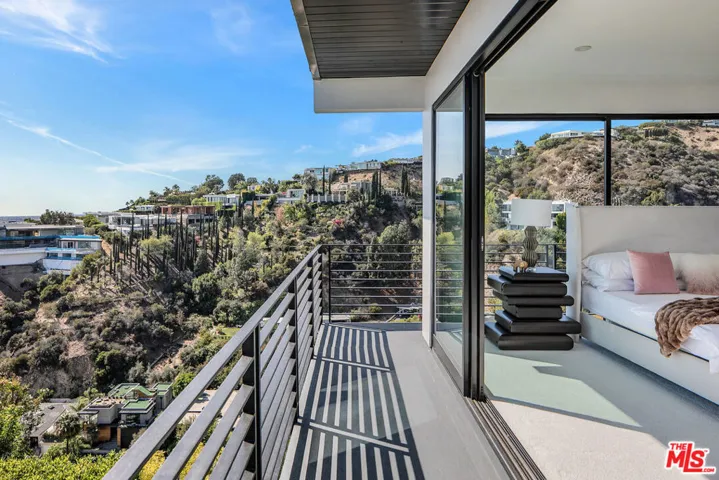 1501 Viewsite Terrace, Los Angeles, California 90069