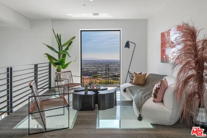 1501 Viewsite Terrace, Los Angeles, California 90069