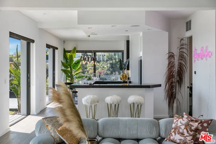 1501 Viewsite Terrace, Los Angeles, California 90069