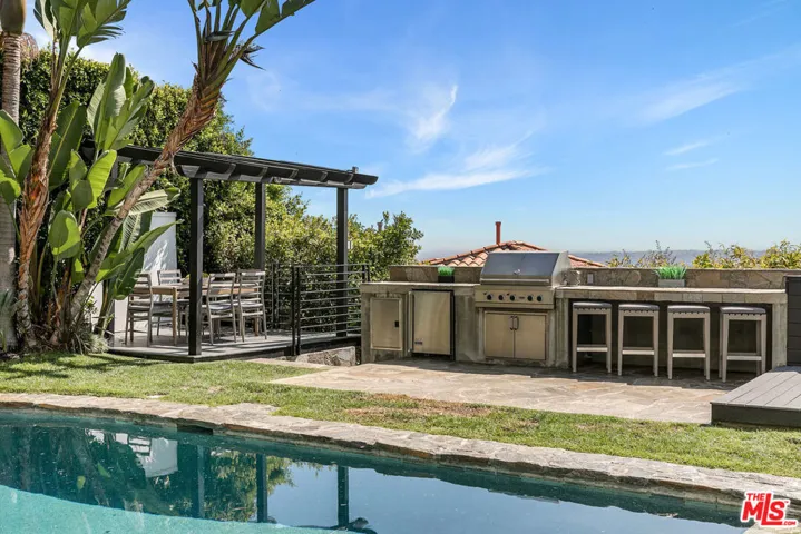 1501 Viewsite Terrace, Los Angeles, California 90069