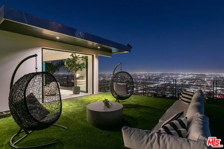 1501 Viewsite Terrace, Los Angeles, California 90069