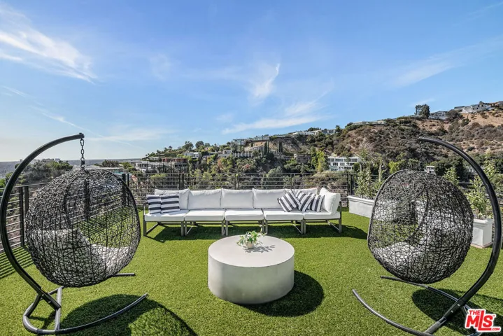 1501 Viewsite Terrace, Los Angeles, California 90069