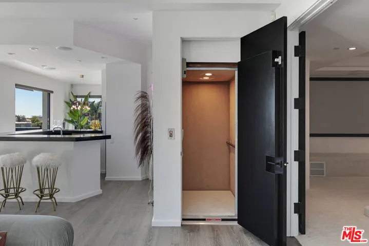 1501 Viewsite Terrace, Los Angeles, California 90069