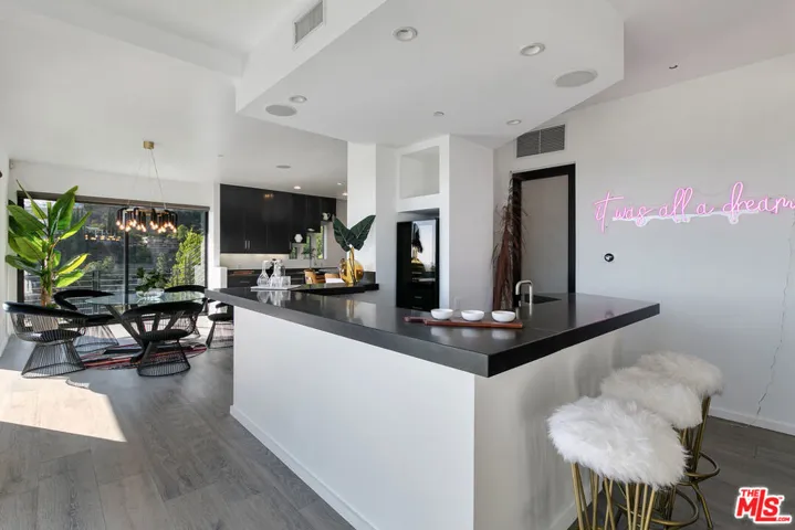 1501 Viewsite Terrace, Los Angeles, California 90069