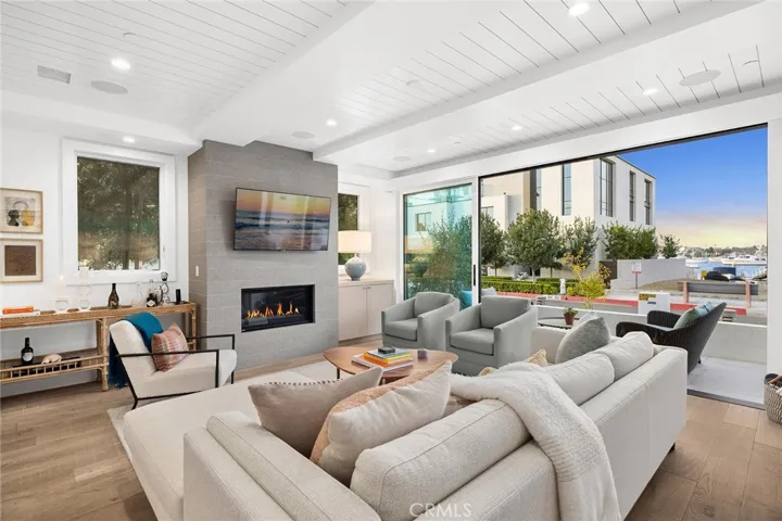 621 W Bay Avenue, Newport Beach, California 92661