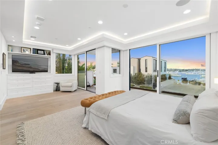 621 W Bay Avenue, Newport Beach, California 92661