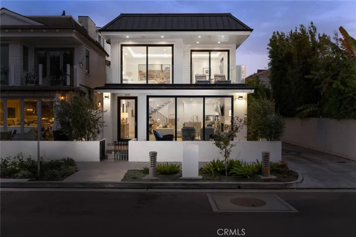 621 W Bay Avenue, Newport Beach, California 92661