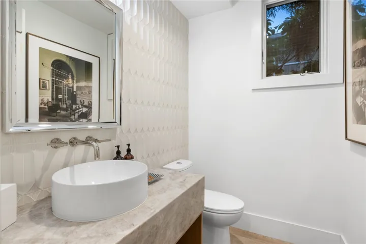 621 W Bay Avenue, Newport Beach, California 92661