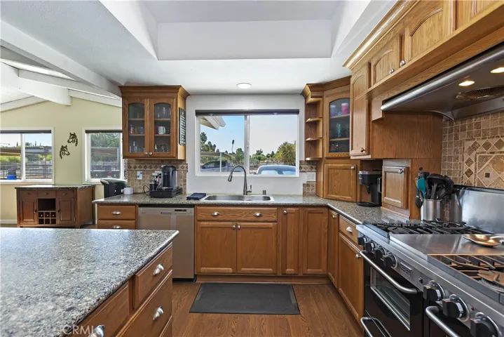 Lots of Kitchen Cabinets/Counter Space
