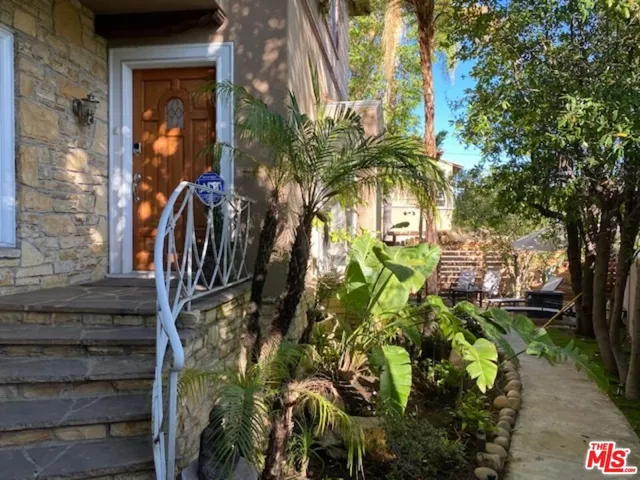 9127 Phyllis Street, West Hollywood, California 90069