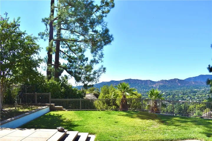 350 Starlight Crest Drive, La Canada Flintridge, California 91011