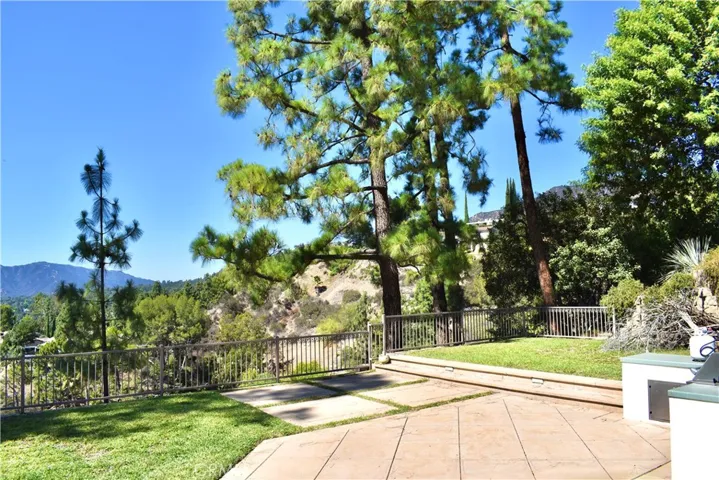 350 Starlight Crest Drive, La Canada Flintridge, California 91011