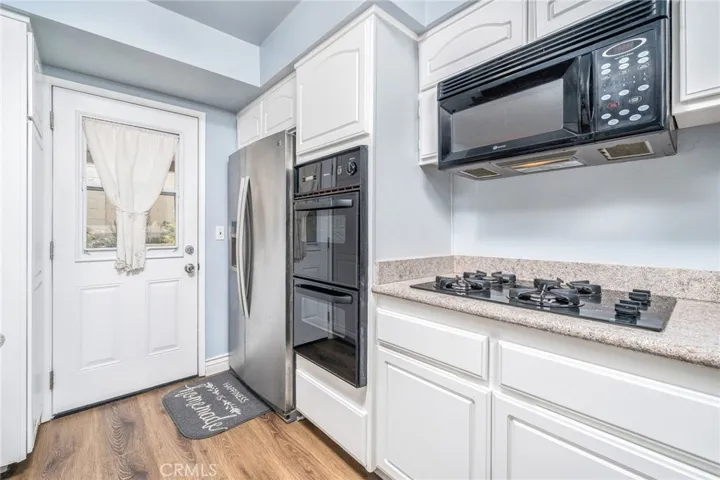 Acess from kitchen to side yard
