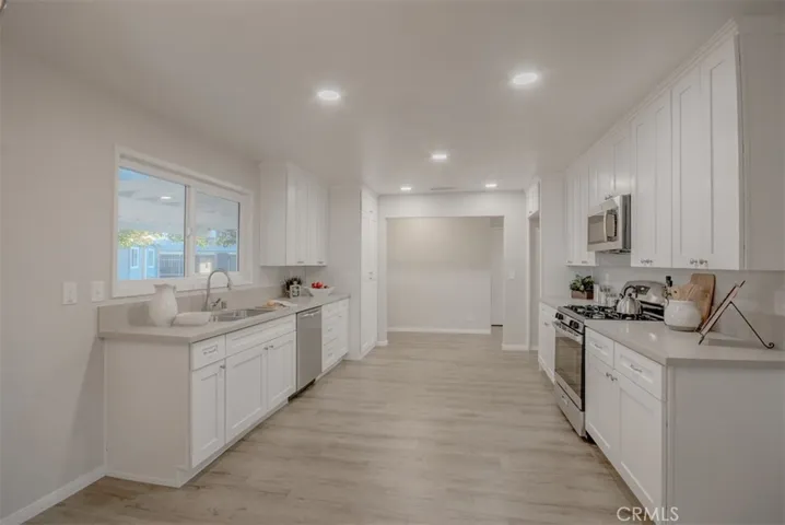 22452 Sioux Road, Apple Valley, California 92308