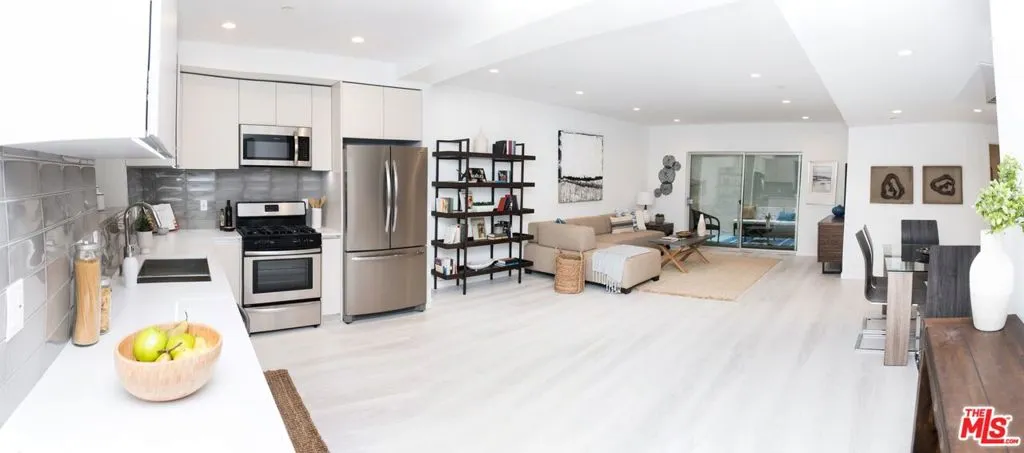 625 S Barrington Avenue 210, Los Angeles, California 90049