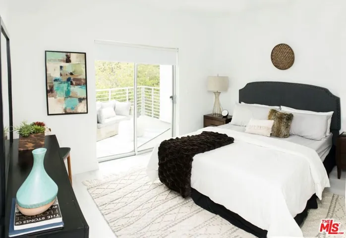 625 S Barrington Avenue 210, Los Angeles, California 90049