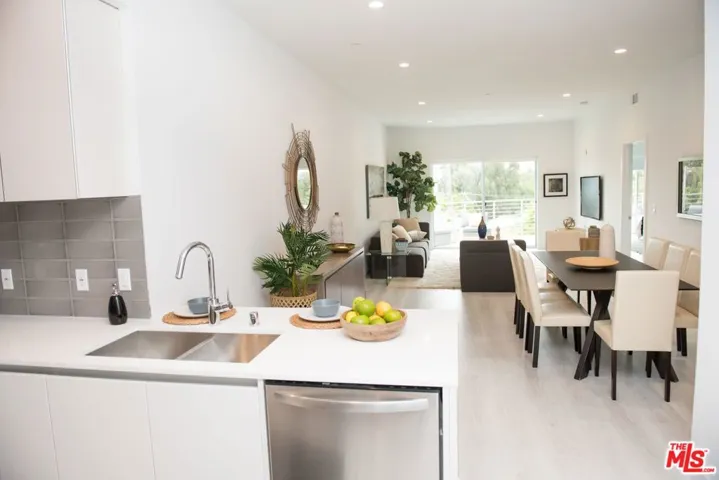 625 S Barrington Avenue 210, Los Angeles, California 90049