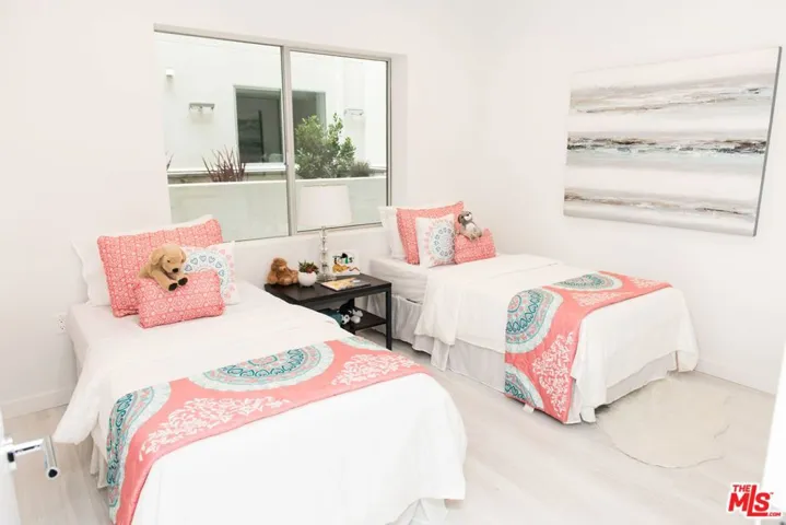 625 S Barrington Avenue 210, Los Angeles, California 90049