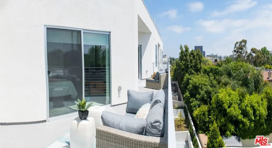 625 S Barrington Avenue 210, Los Angeles, California 90049